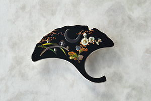 芝山象嵌秋草文帯留